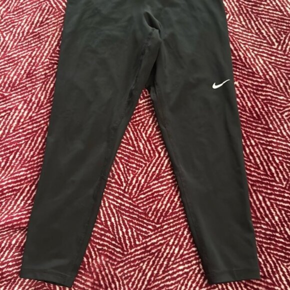 Nike Pro Medium Black Cropped Legging - Picture 4 of 11